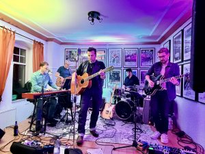 Markus Rill & The Troublemakers: Schlag 20 Uhr, der Herbsttag geht zu Ende, aber der Spaß fängt gerade erst an!